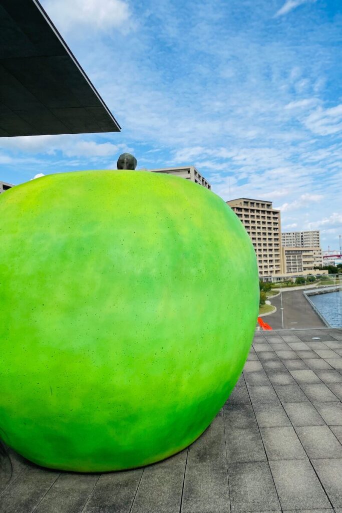 兵庫県立美術館の青リンゴ