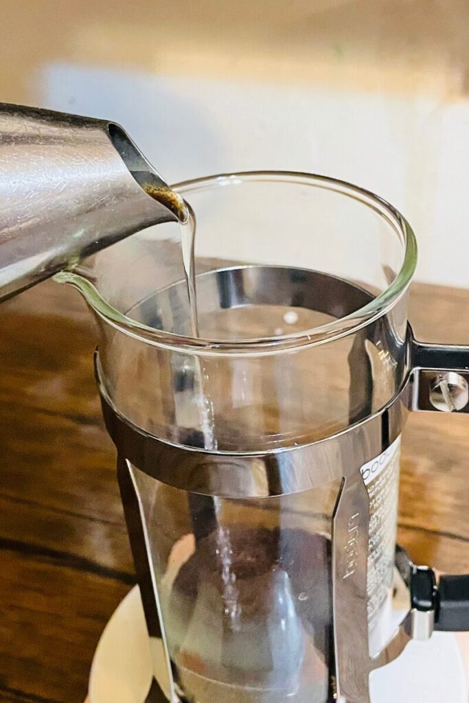 お湯を注ぐ