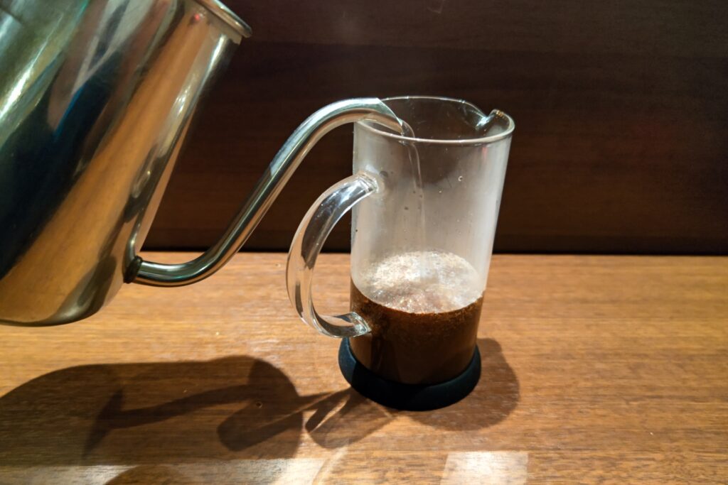 フレンチプレス　お湯を注ぐ
