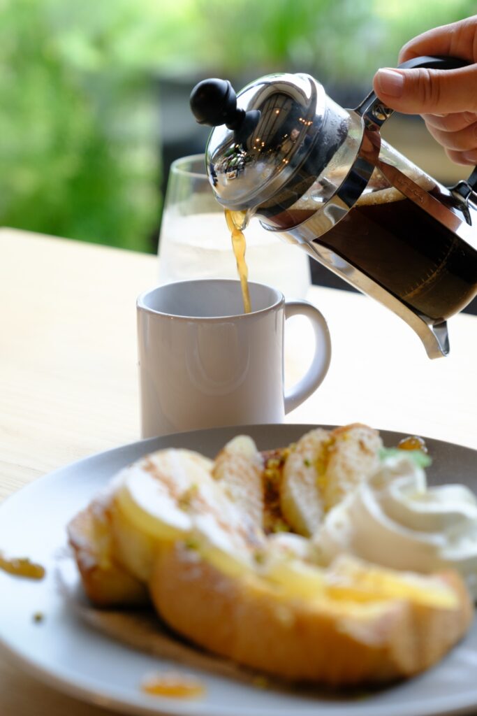 フレンチプレスでコーヒーを注ぐ