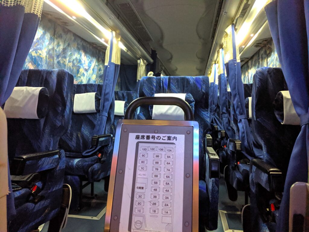 夜行バス席