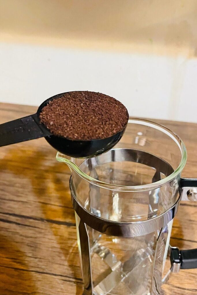 ボダム フレンチプレスにコーヒー豆を入れる