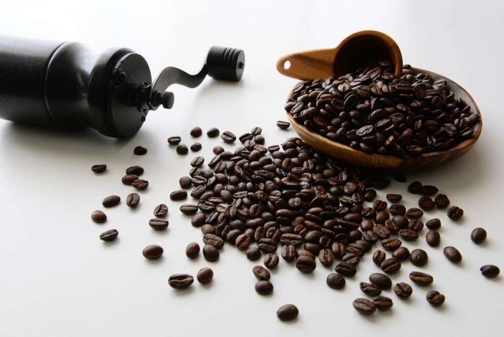 ハンドミルとコーヒー豆