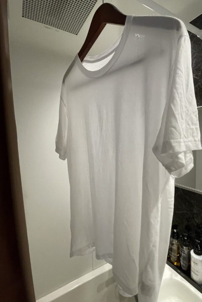 ホテルの浴室に干してる写真