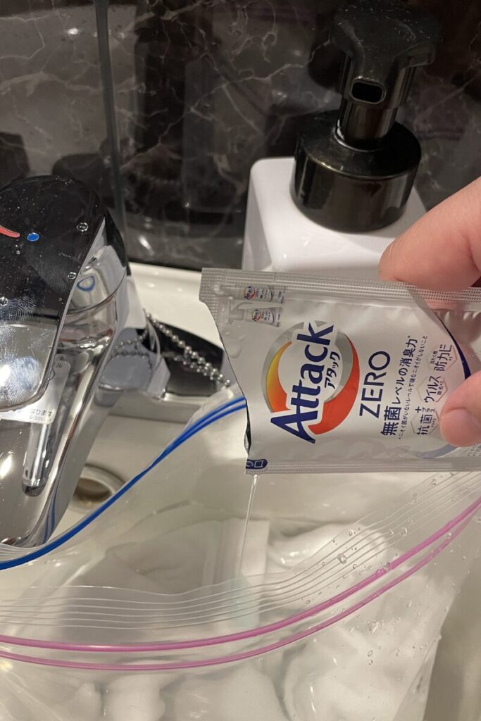 ジップロックに洗剤を入れる様子